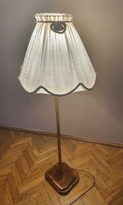 lampa stojąca z drewna, rękodzieło,