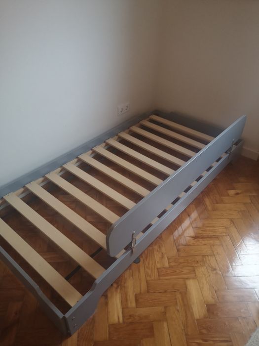Cama solteiro baixa cinzenta
