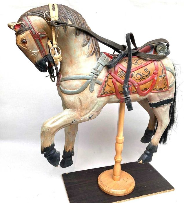 Cavalo decorativo antigo em madeira maciça