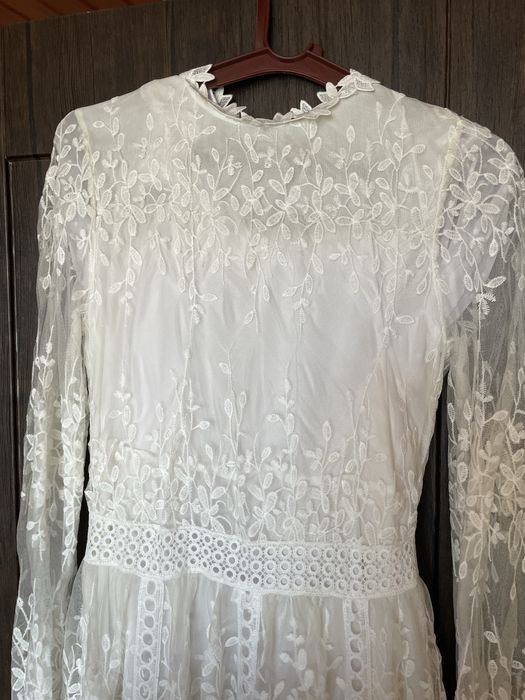 Мереживна біла сукня