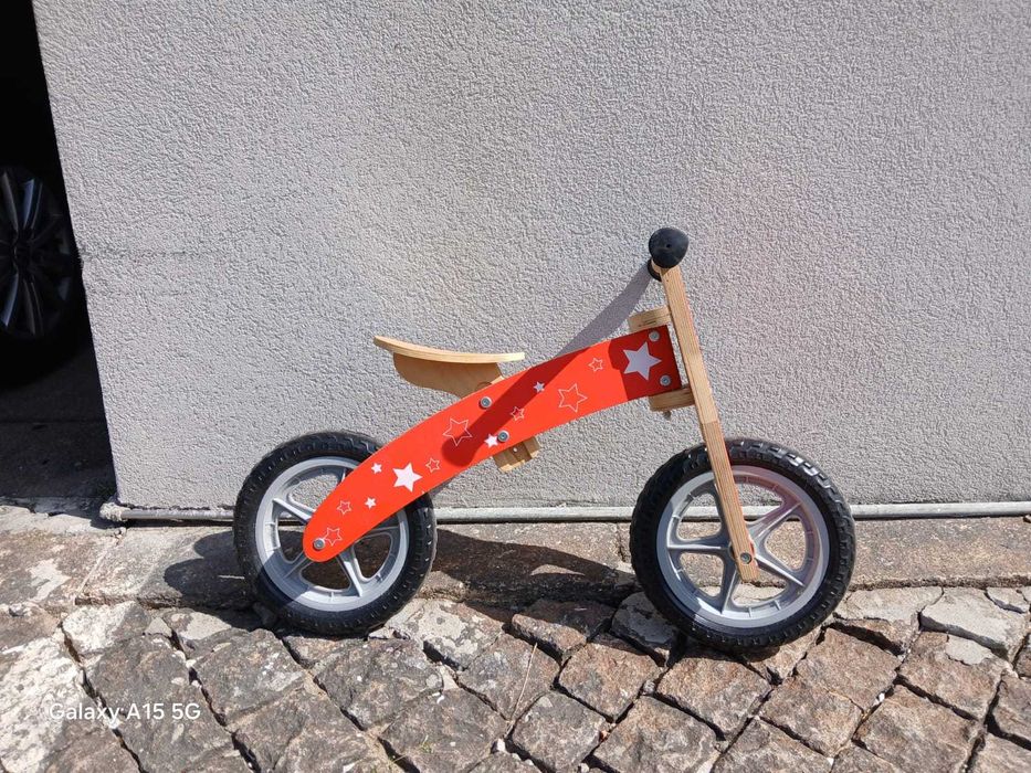 Bicicleta sem pedais em madeira