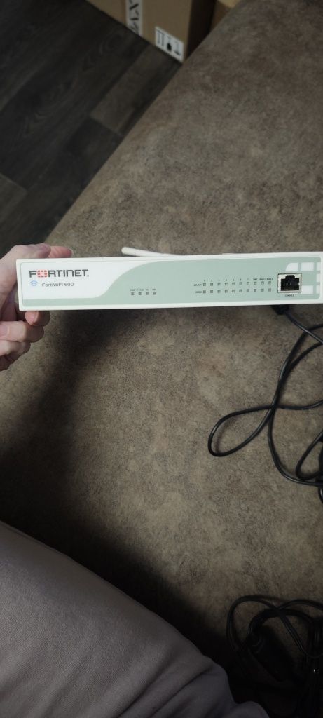 Роутер, сетевой экран Fortinet в рабочем состоянии.