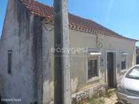 Moradia para remodelar, com logradouro a 10 min. de Fátima