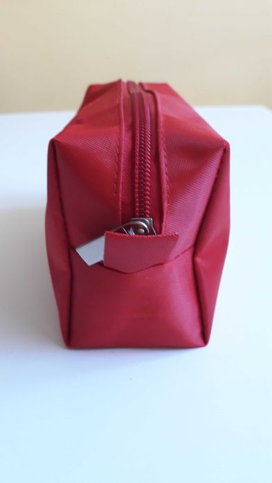 Czerwona kosmetyczka podróżna