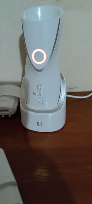 LR ZEITGARD PRO Косметичний прилад із насадкою для очищення обличчя