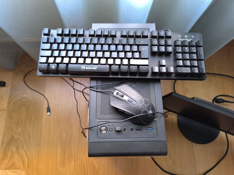 Computador torre e monitor