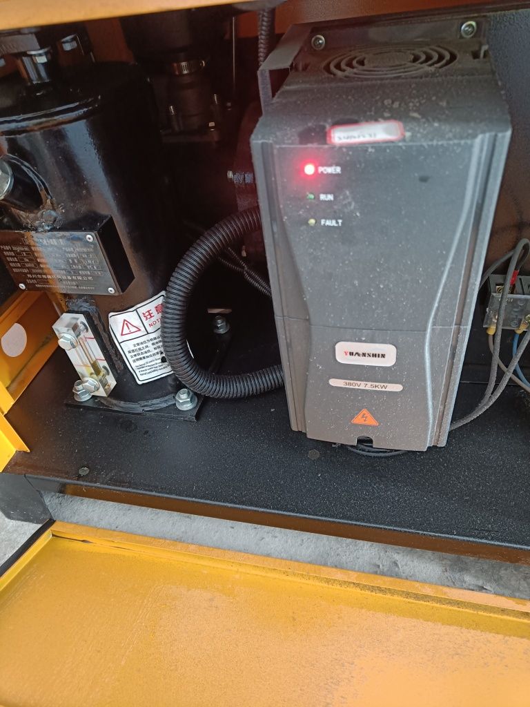 Kompresor srubowy 7.5kw + zbiornik, osuszacz powietrza i 3 filtry