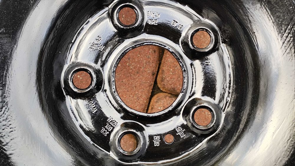 Felgi stalowe 16" 5x112 ET42 (VW) + opony zimowe 215/65 R16 + kołpaki