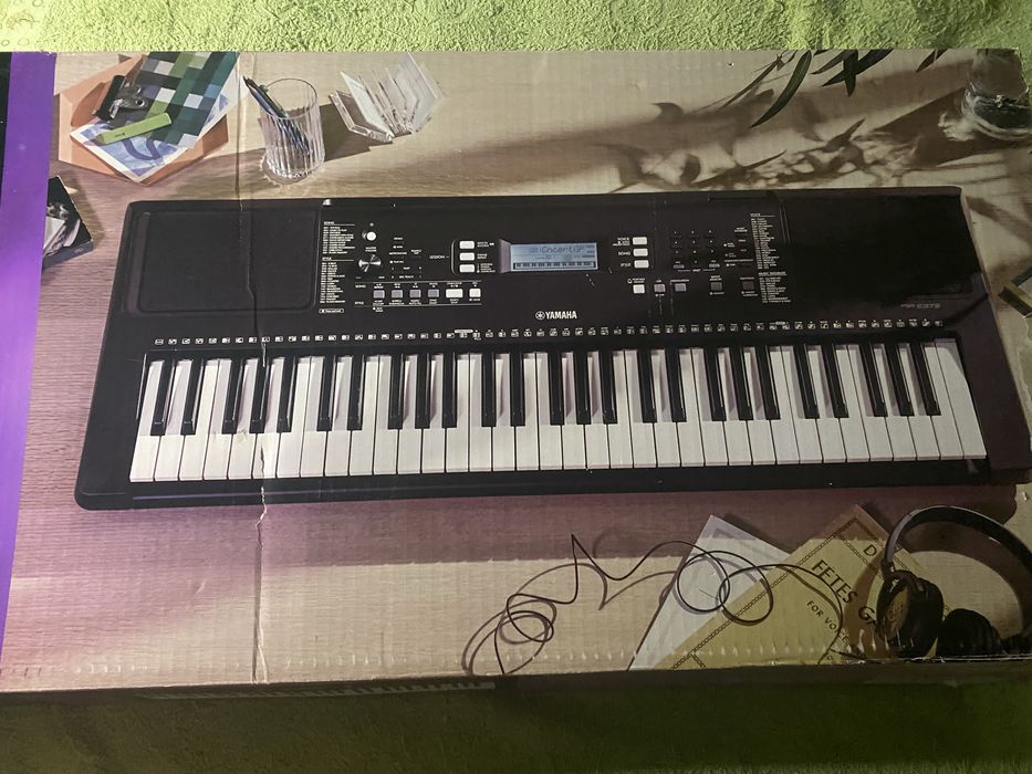 Продам синтезатор Yamaha PRS-e373