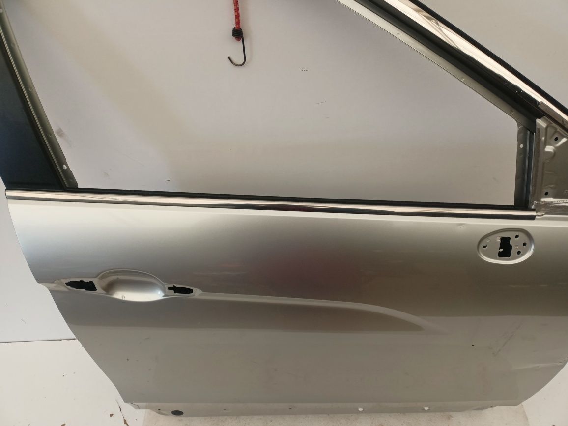 Mitsubishi Eclipse Cross listwa zgarniająca drzwi prawy przód chrom