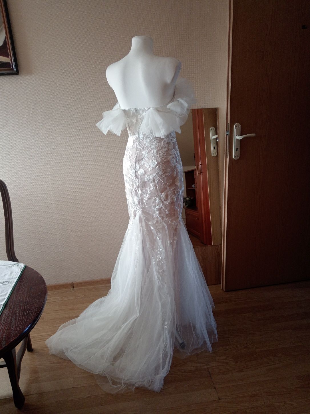 Suknia ślubna z koronką długa i elegancka