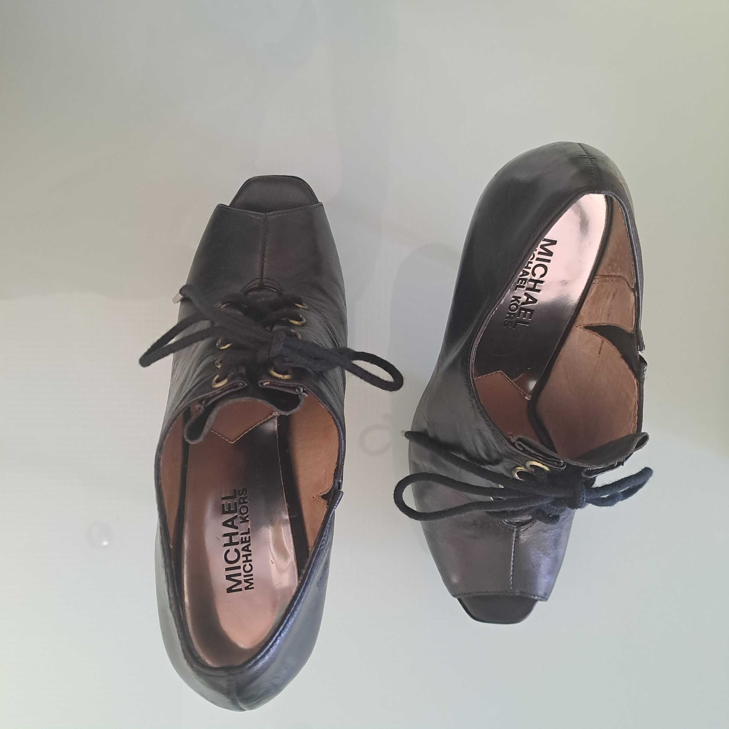 Sapatos em PELE, da Michael KORS