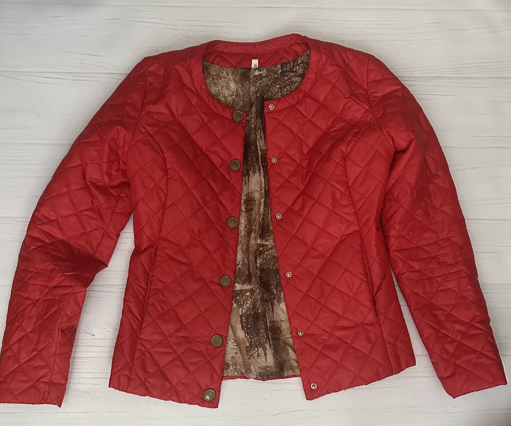 Червона стьогана курточка