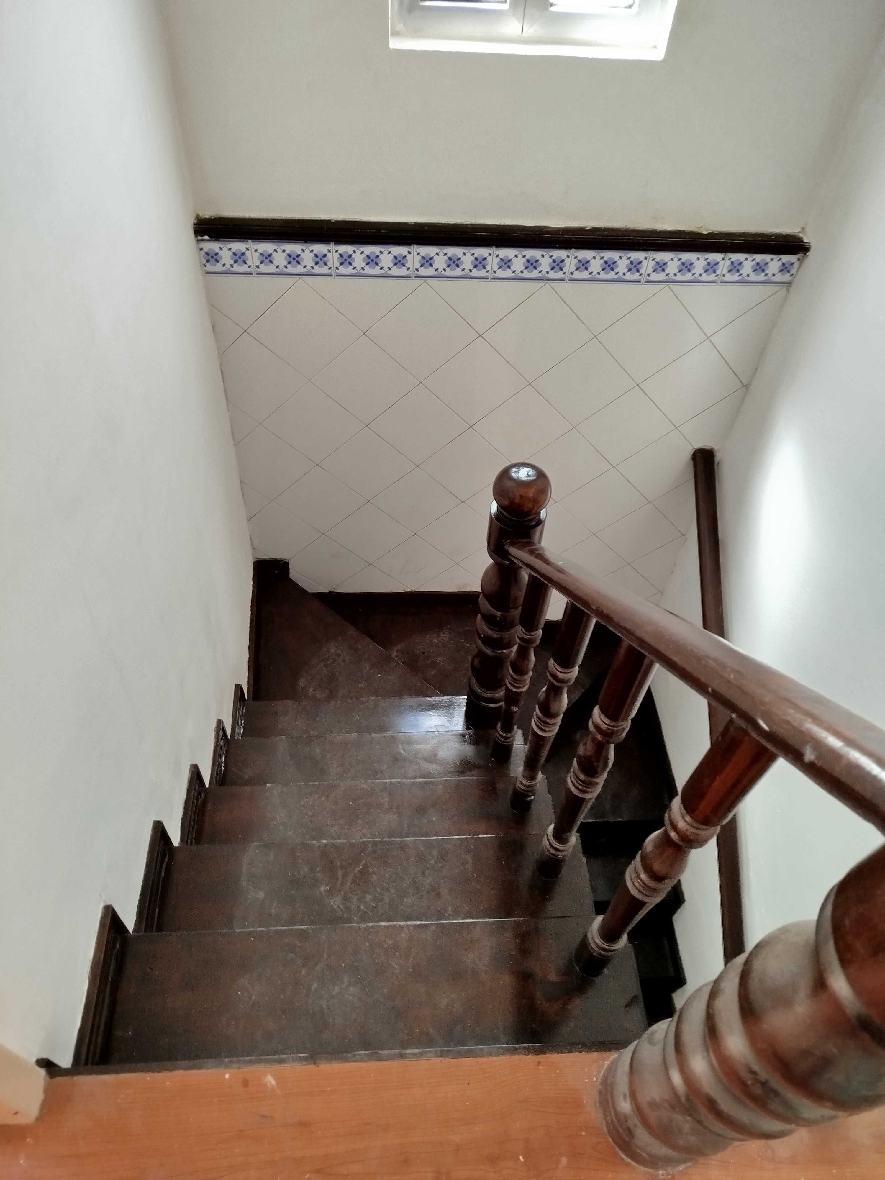 casa inteiramente renovada de primeiro e segundo andar