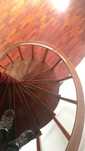 Escada em caracol em ferro e madeira