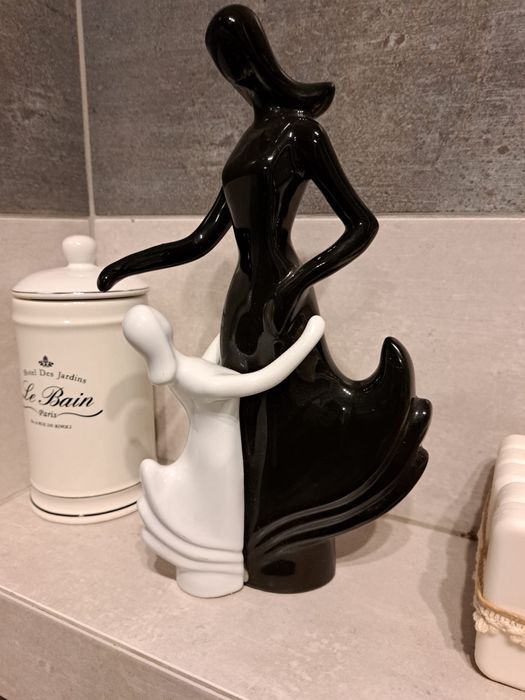 Figurka porcelanowa para stojacą