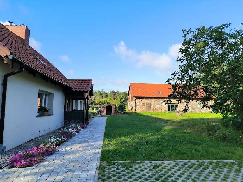 Leśniczówka Piłakno, Mazury, dom stodoła w lesie nad jeziorem