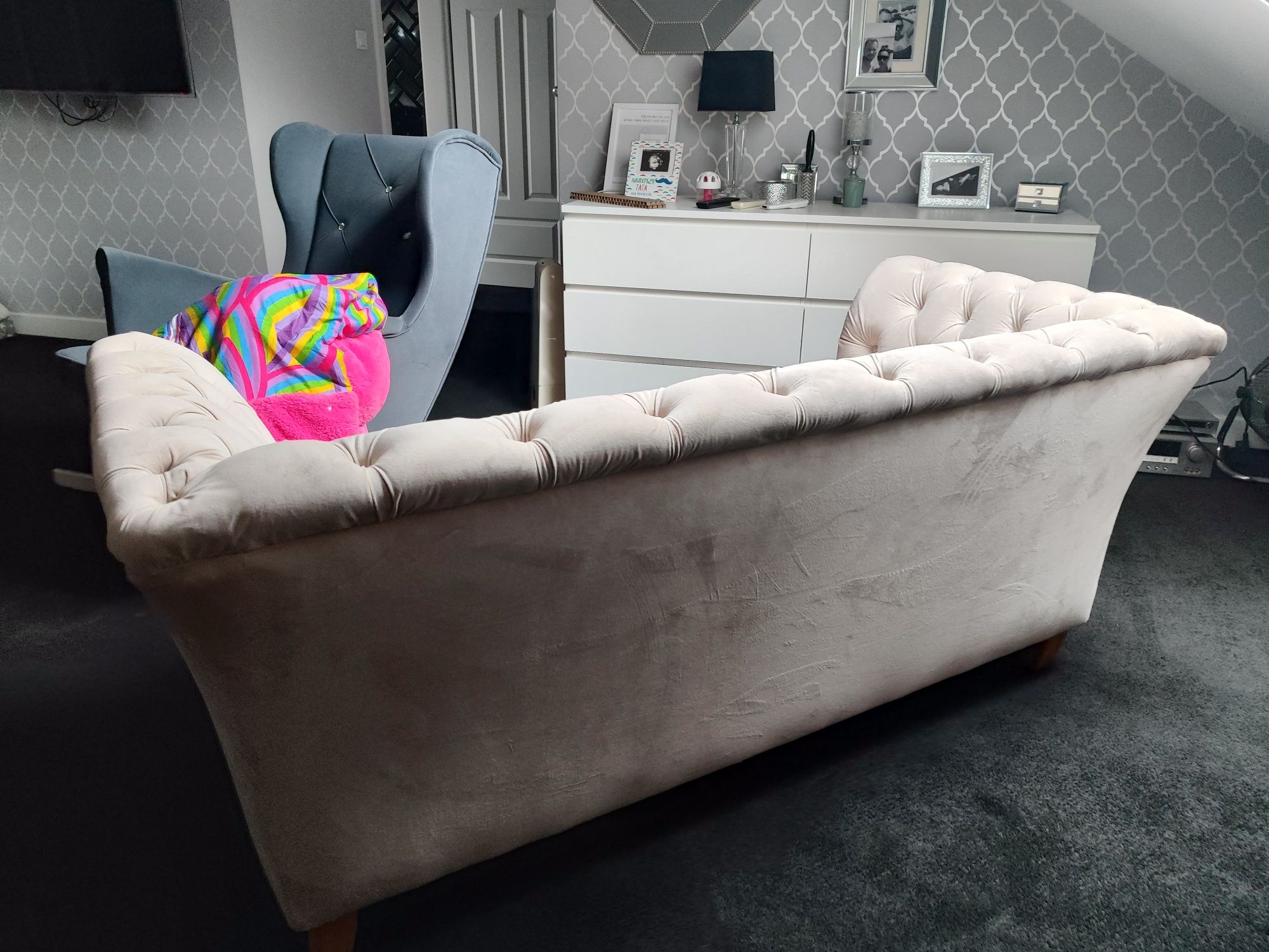 Sofa w stylu glamour/chesterfield.