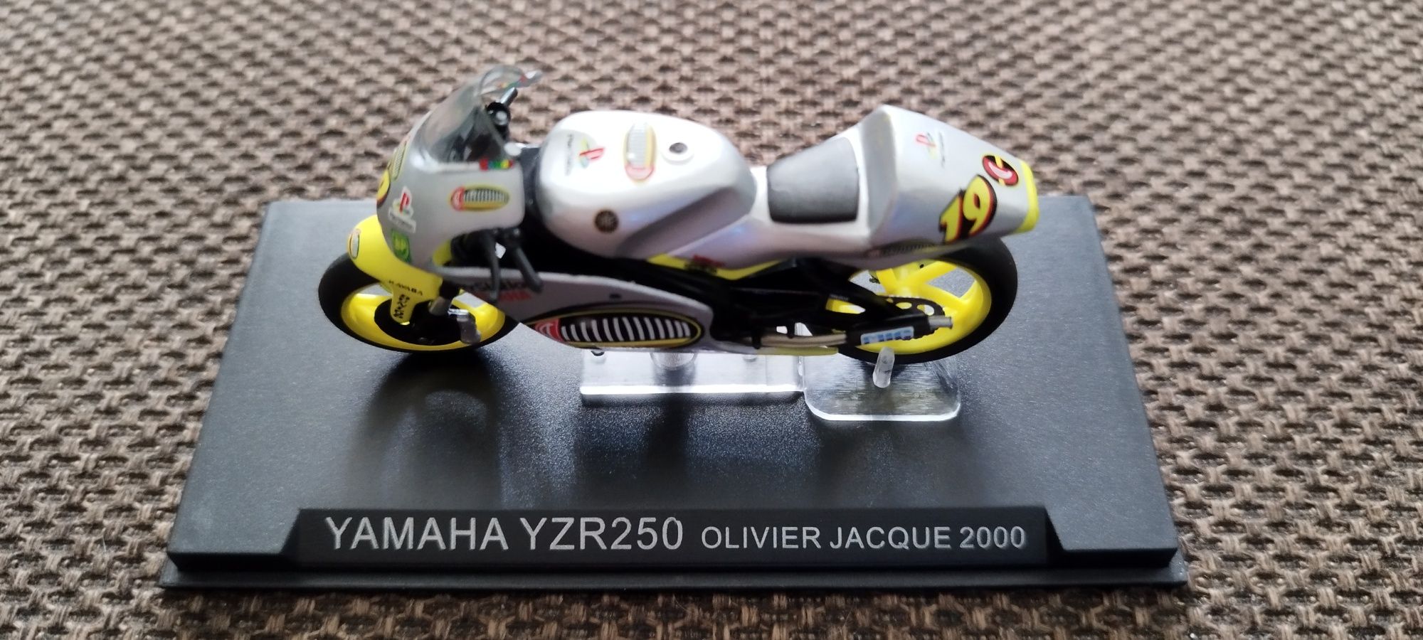 YAMAHA YZR250 Olivier Jacques 2000. Model w gablotce