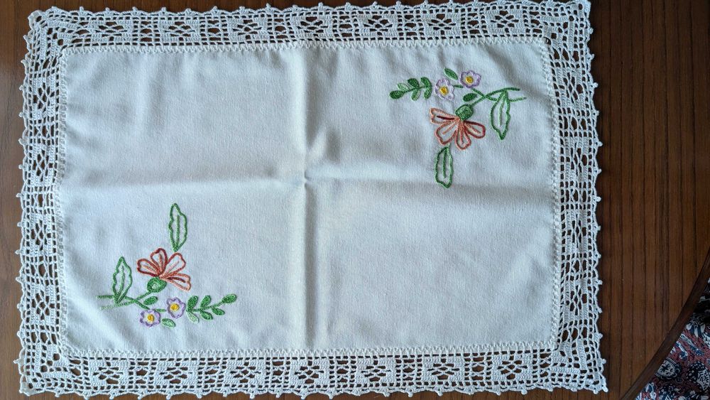 Pano de tabuleiro em linho bordado e renda