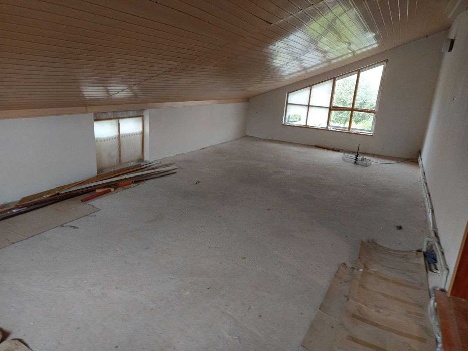 Просторий сучасний будинок з ремонтом, є-відновлення, постанова