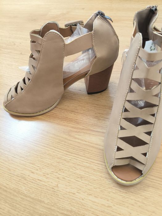 Sandálias novas muito bonitas