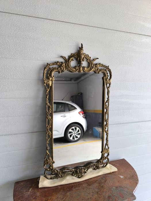 Credencia antiga em latão mesa em pedra marmore e espelho