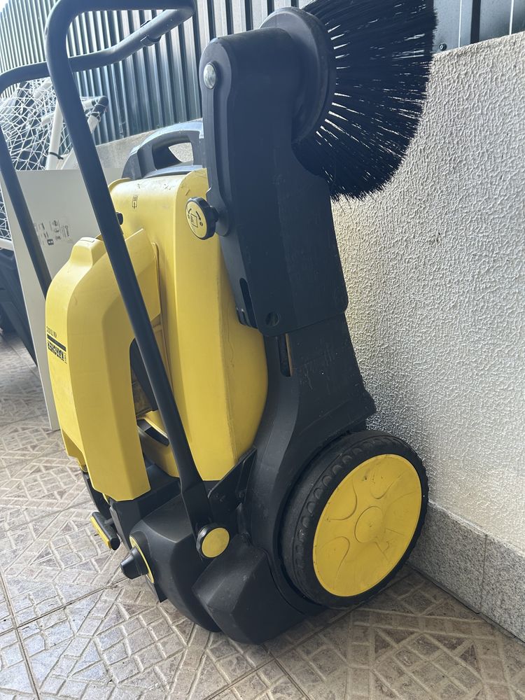 Varredora mecânica de pavimentos - Karcher KM 70/30C