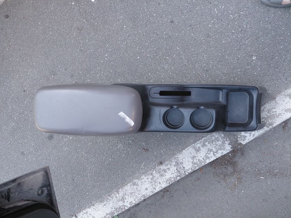 Підлокотник мазда трибют