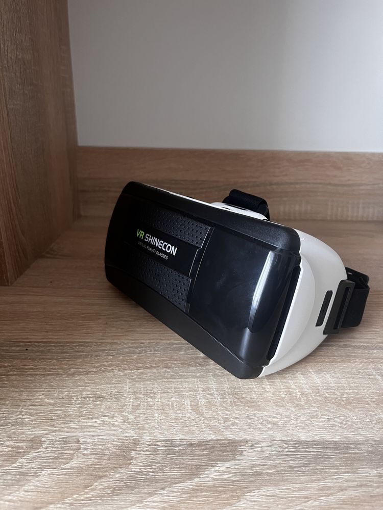 VR окуляри в поєднані з телефоном.