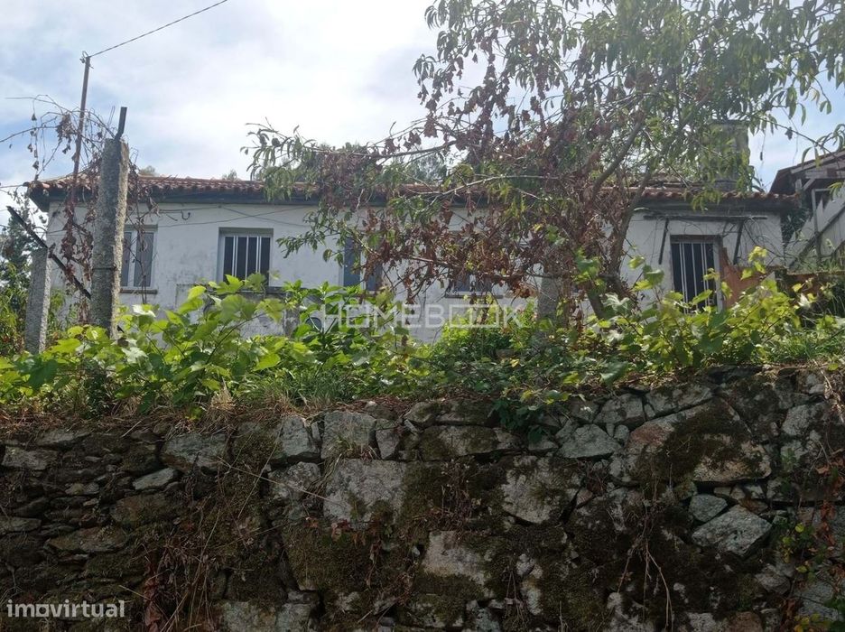 Moradia para recuperação total com terreno de 270M2 em Oliveira de Aze