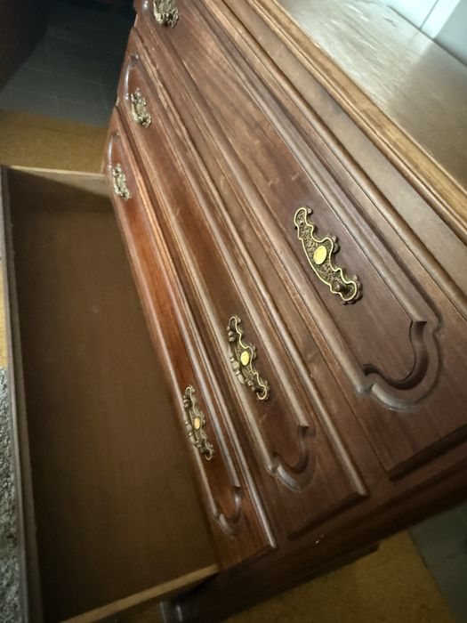 Cómoda em madeira 4 gavetas