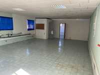 Armazem com cerca de 170m2, com WC completo e quarto