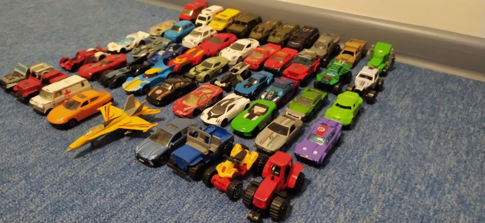 Модельки, машинки, літачки, велосипедики ,іграшки.