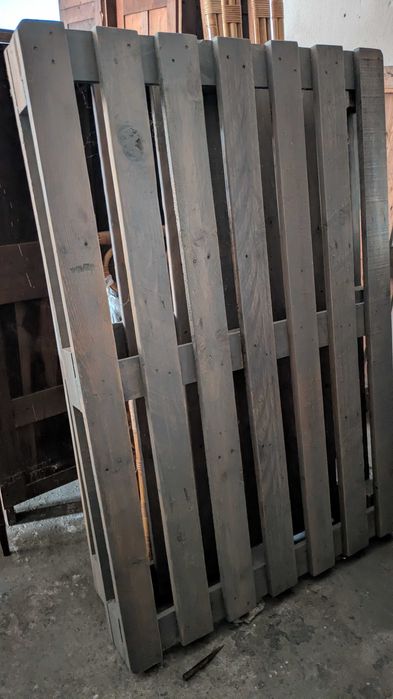 Paletes pintadas em cinza ou ao natural