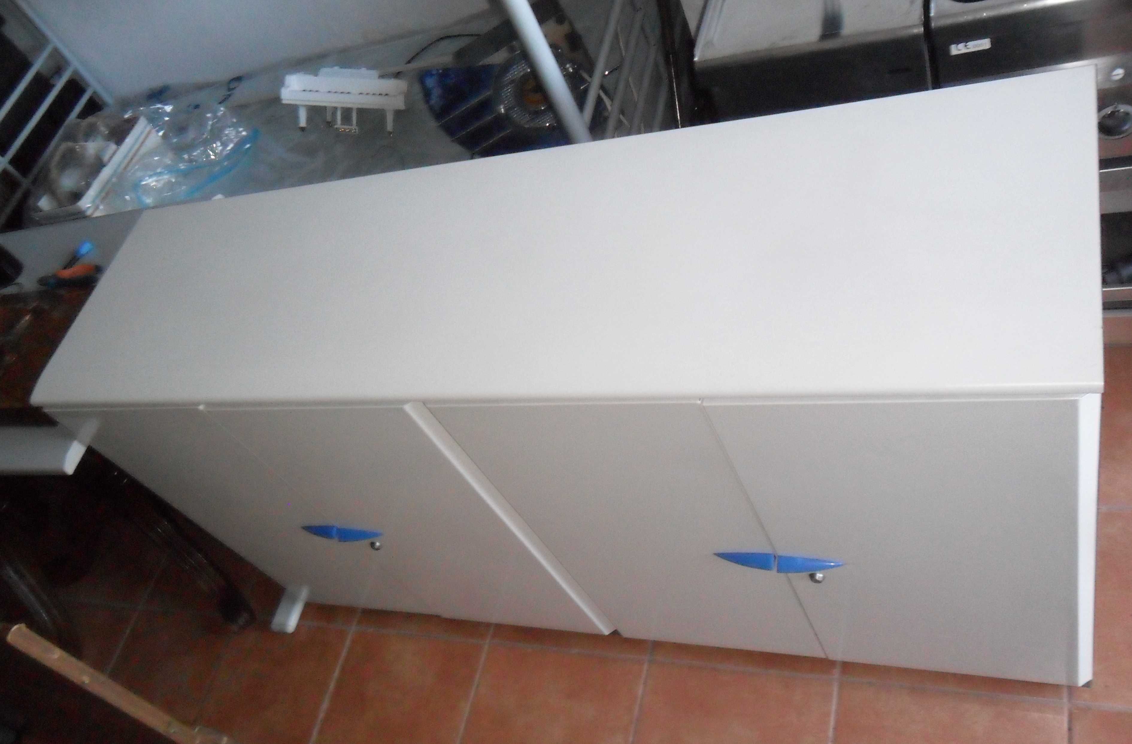 Móvel metálico com 4 portas