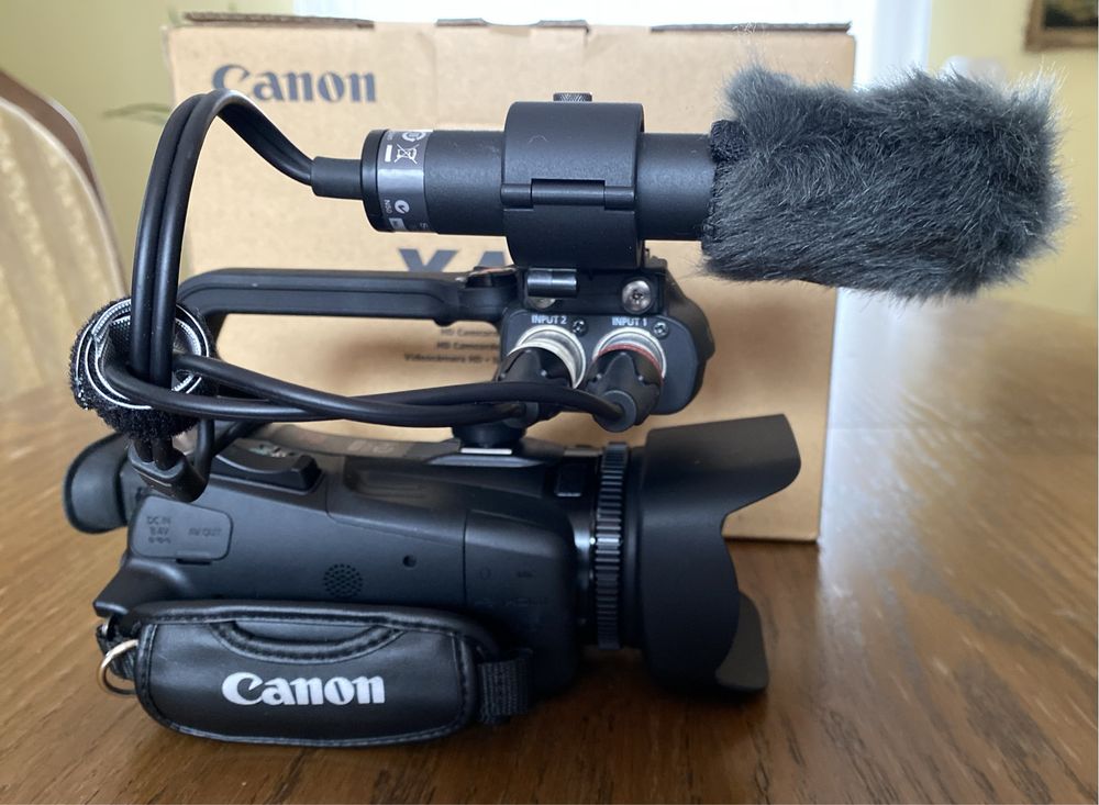Kamera Canon XA20 z dodatkowymi akcesoriami
