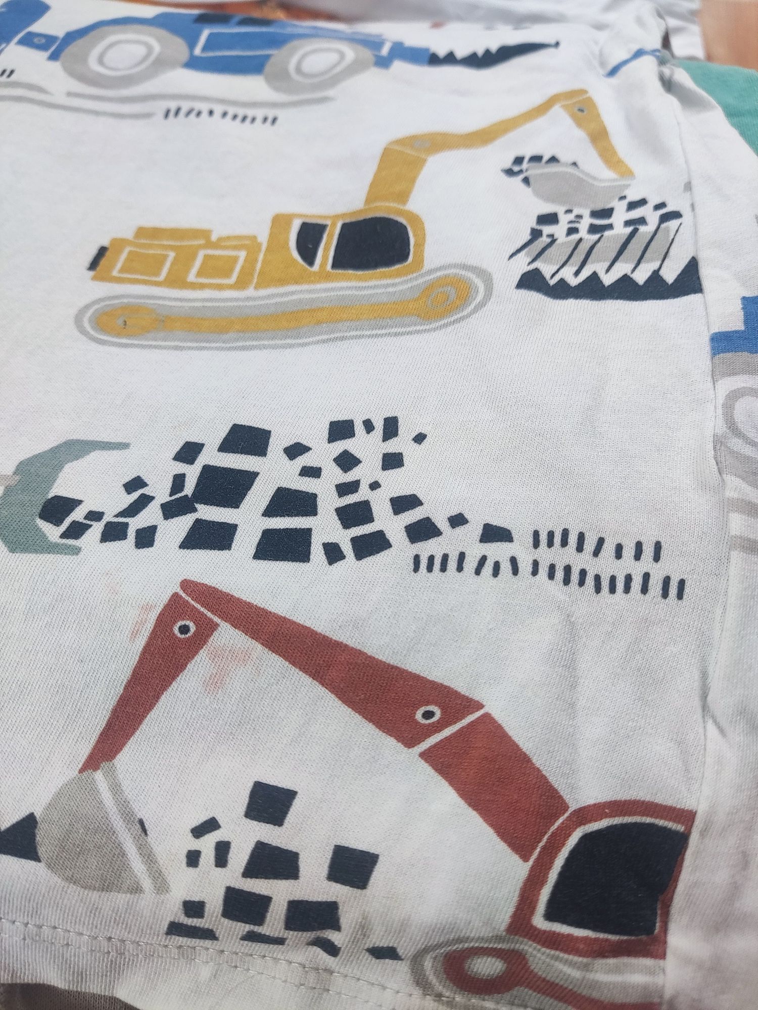 T-shirt 5 szt 122/128 i czapka