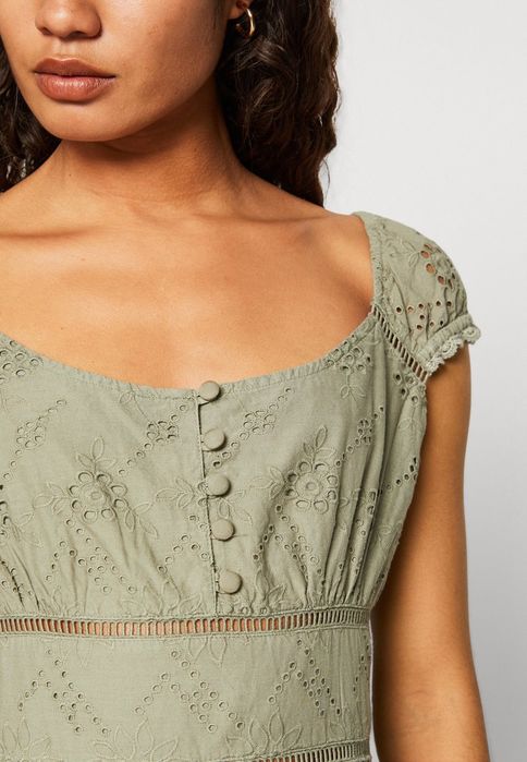 Sukienka ażurowa Guess S