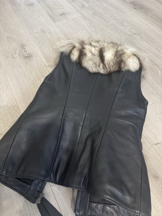 Хутрова приталена шкіряна жилетка, хутро песець, розмір S