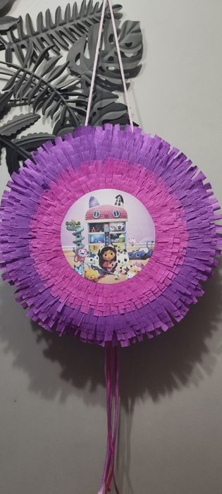 Piniata Koci Domek Gabi 45x 45x 8 cm