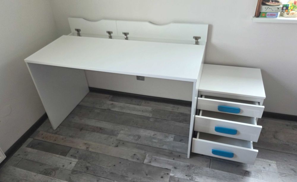 Zestaw mebli młodzieżowych, garderoba, biurko, komoda, szafka, komplet