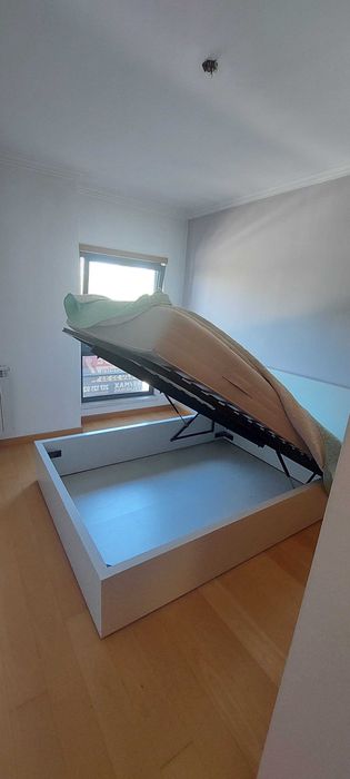 Cama c/arrumação lacado branco BoConcept (casal 140x200)