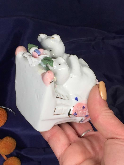 Статуэтка фигурка пара белых медвежат в кровати Н1057 медведи мишки