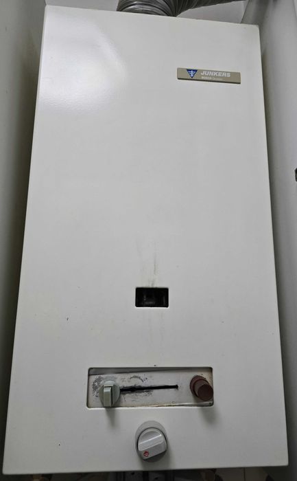 Fogão elétrico, frigorífico  e esquentador