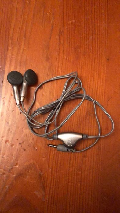 Słuchawki srebrne douszne