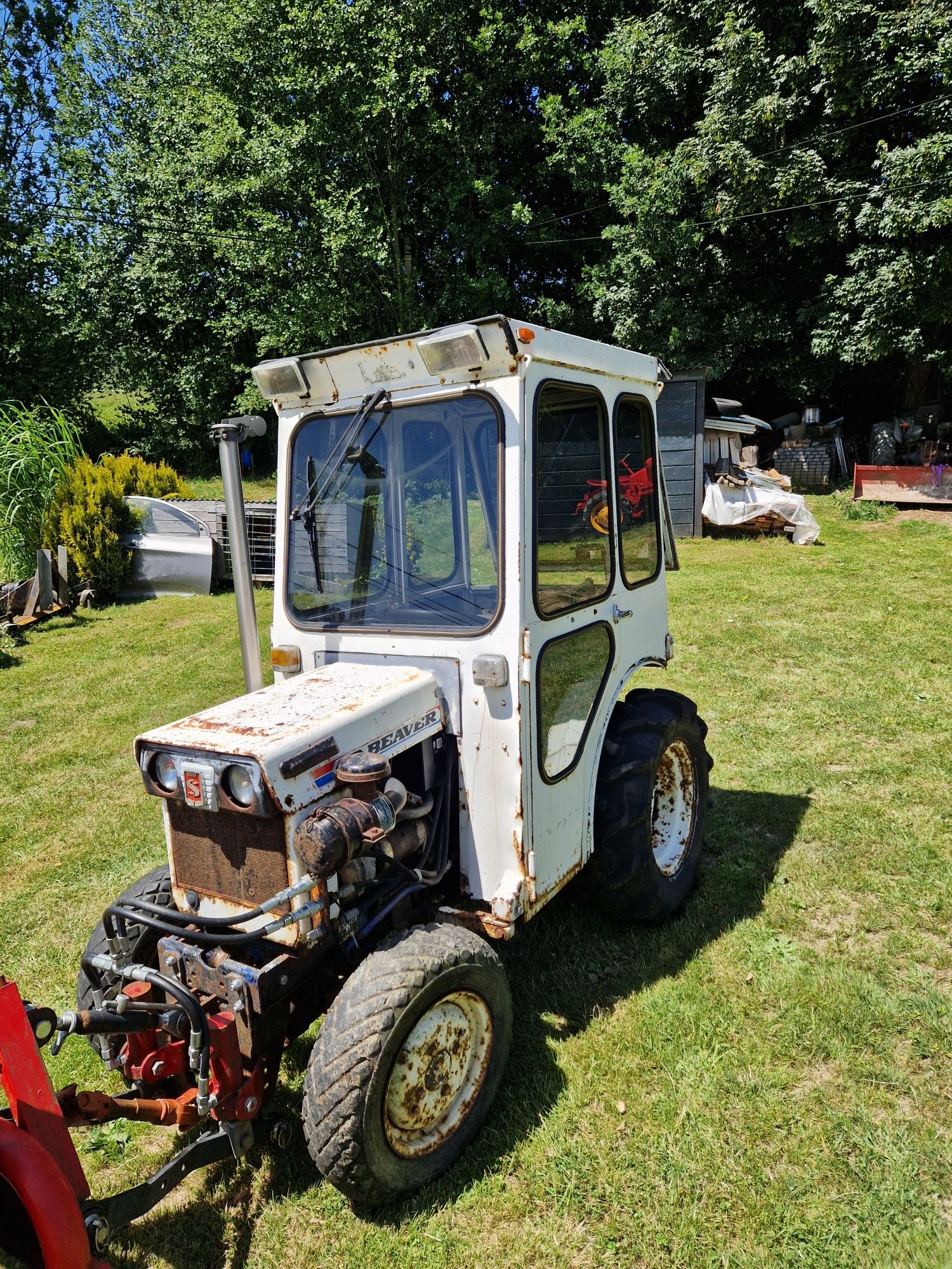 Traktorek, traktor  Mitsubishi 4x4 z pługiem wirnikowym.
