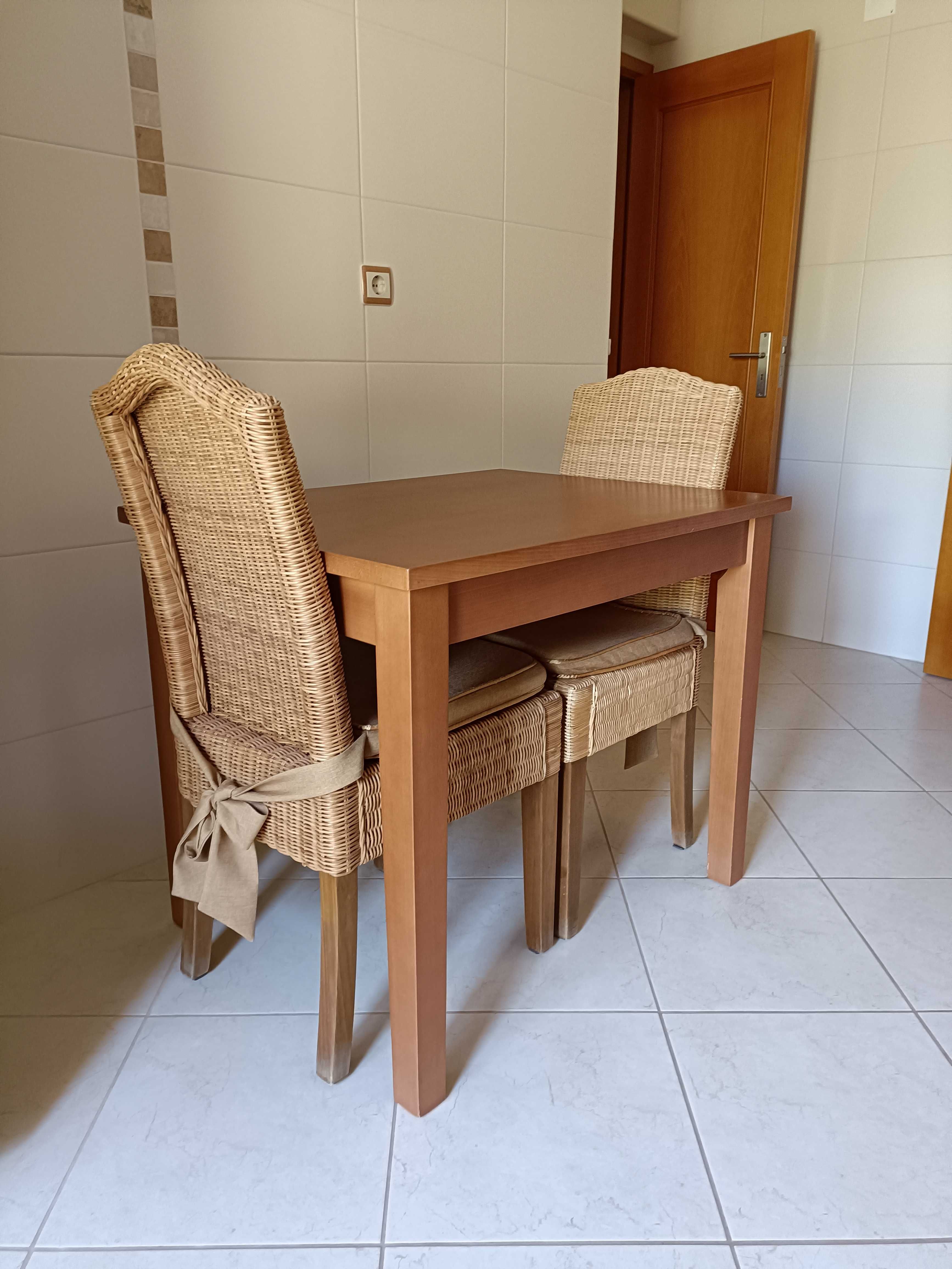 Mesa de Cozinha com Cadeiras