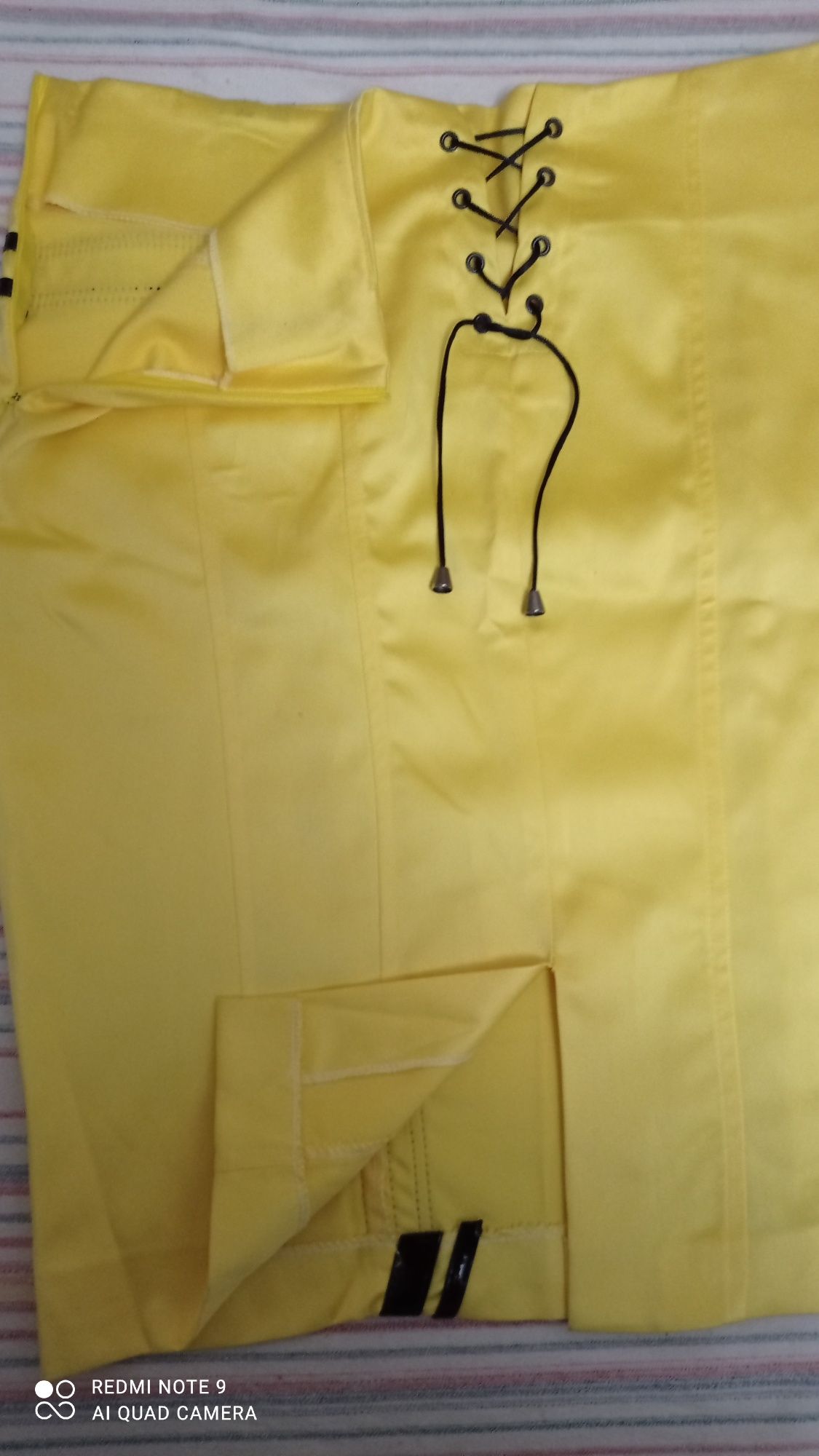 Ярко - желтая атласная  юбка - карандаш.