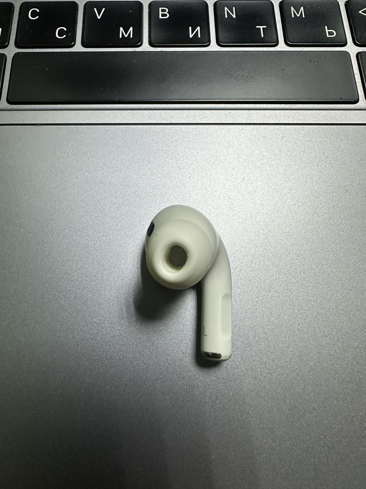 AirPods Pro 1-gen Левый Шипит.